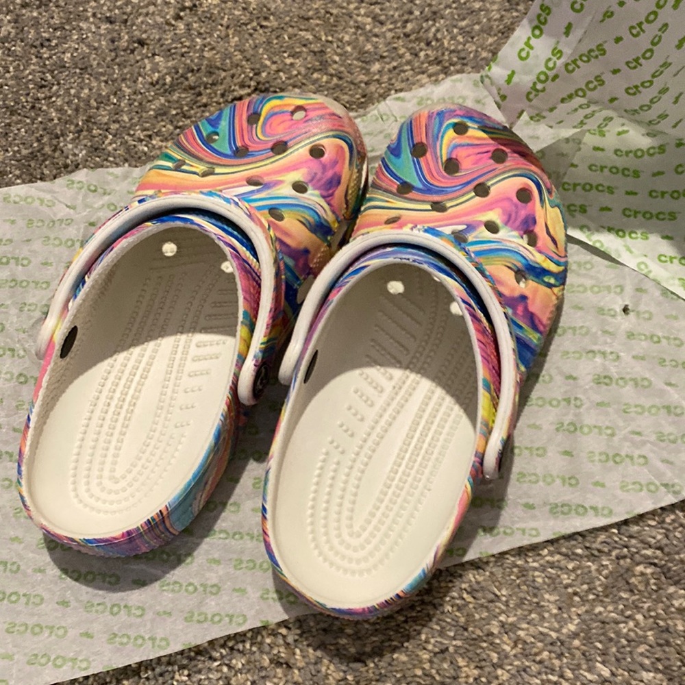 Crocs used multi colored swirl shoes. Size 5 big girl/ladies